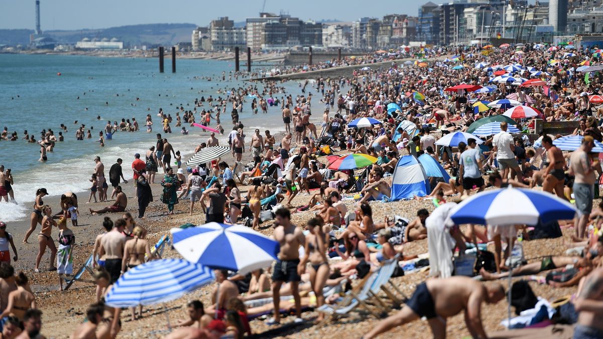 Britové obsadili pláže. Probíhající pandemie jim nevadí a policie si neví rady